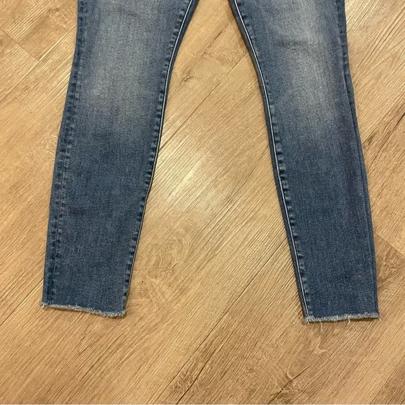 MOTHER High-waisted Looker Ankle Fray jeans in Big Sky (faded blue) - Picture 6 of 13